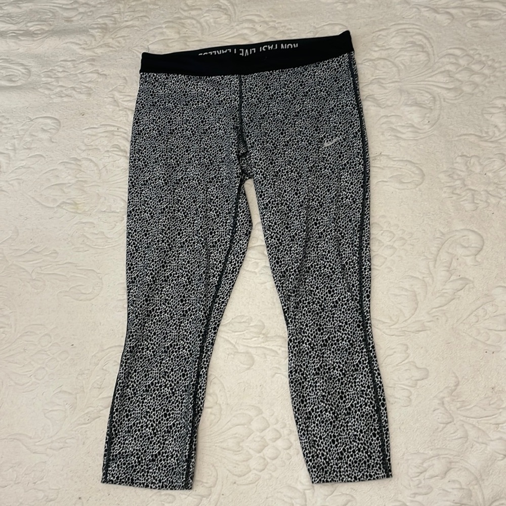 Black and white print Nike cropped leggings